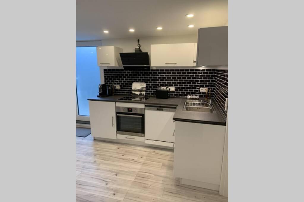 Modern Renovated Apartment Suited For Business Consultants - In Close Distance To Dt, Dhl And Un Campus - Reserved Parking ボン エクステリア 写真